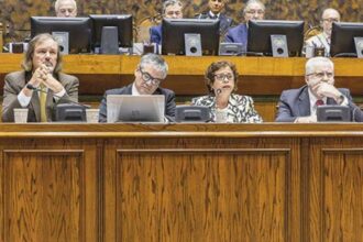 Acuerdo Codelco-SQM: falta de licitación internacional y Julio Ponce marcan polémica sesión del Senado