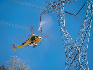 Innovador sistema de lavado de aisladores mediante Helicópteros permite evitar cortes de luz y ahorrar hasta un 80% de agua