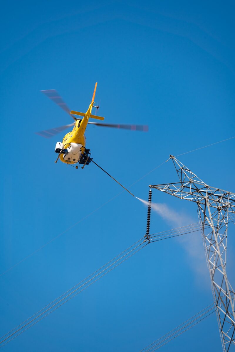 Innovador sistema de lavado de aisladores mediante Helicópteros permite evitar cortes de luz y ahorrar hasta un 80% de agua