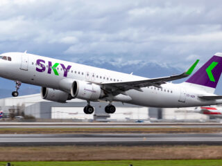 SKY Airline busca trabajadores en diferentes áreas en la región Metropolitana: Revisa cómo postular