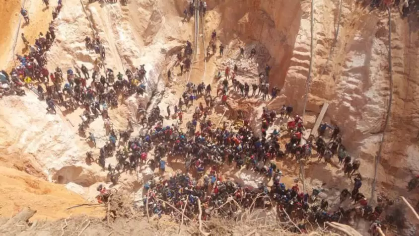 30 fallecidos y 70 atrapados tras tragedia en Bulla Loca tras derrumbe en mina en Venezuela