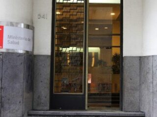 Ministerio de Salud busca trabajadores con sueldos de hasta $1.900.000: Conoce cómo postular