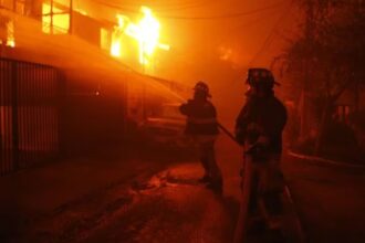 Alcaldesa de Villa Alemana reporta al menos 50 viviendas afectadas por incendio forestal y también se registran casas quemadas en Viña del Mar