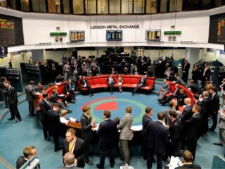 Grupos de presión demandan a LME por permitir el comercio de metal 'contaminante' indonesio