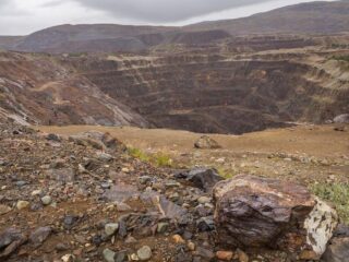 Del Boom Verde al Colapso: La Crisis en la Industria del Níquel