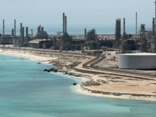 Arabia Saudita Mantiene Inalterado el Precio del Crudo Arab Light hacia Asia, Sorprendiendo a los Mercados