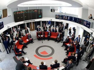 Reorganización de la dirección de la Cámara de Compensación de la Bolsa de Metales de Londres: Reforzar las estrategias tras la crisis del níquel