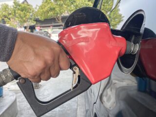 ¿Sube o baja la bencina? Revisa que pasa con el precio de los combustibles esta semana