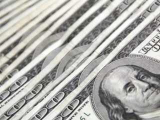 Baja en producción de cobre provoca alza del dólar a niveles históricos