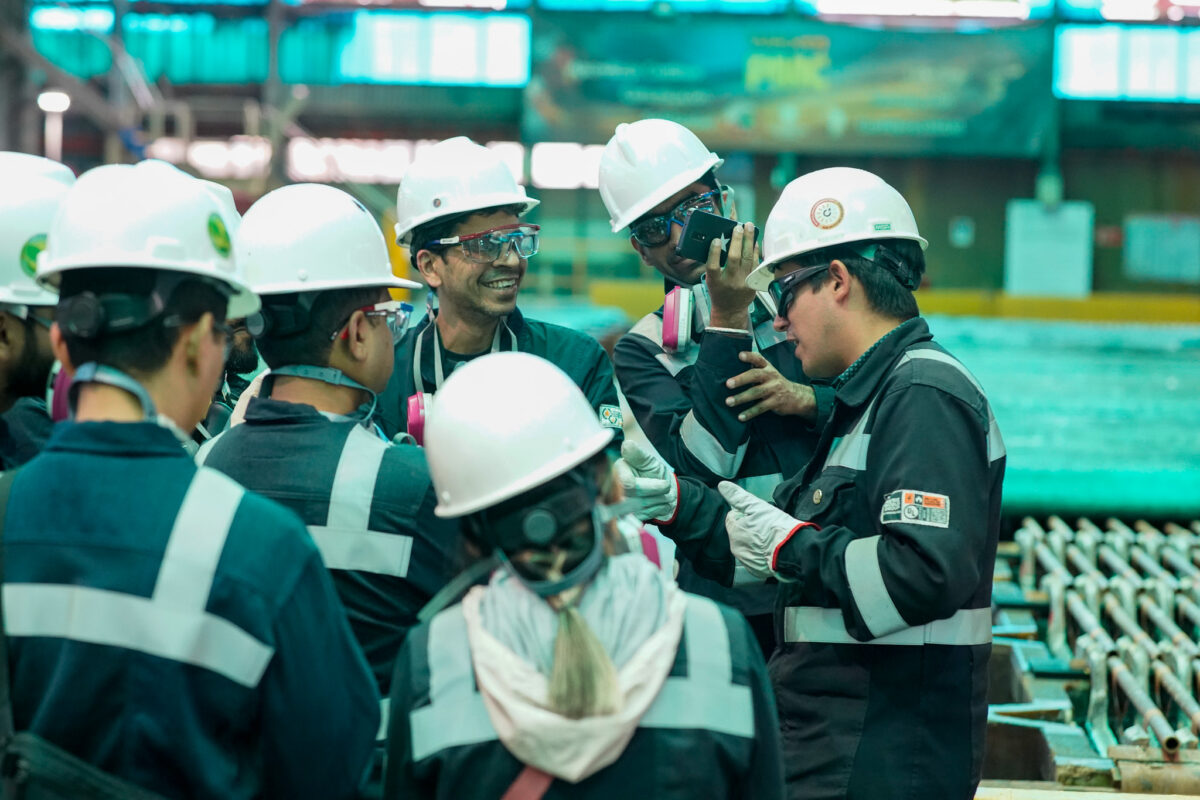 Estudiantes de Escuela de Negocios de la Universidad British Columbia visitan División Ventanas de Codelco