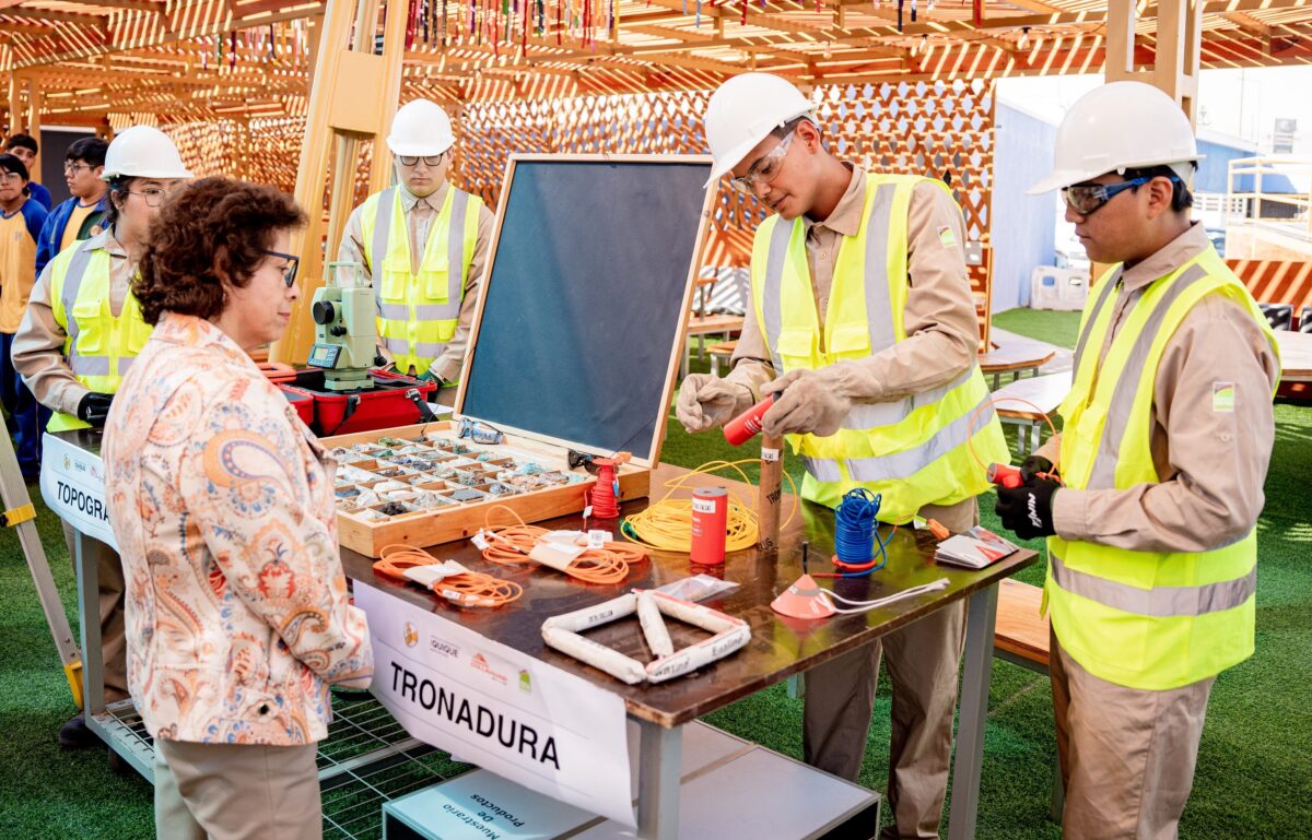 Ministra de Minería visitó Liceo Bicentenario Minero Juan Pablo II coadministrado por Fundación Collahuasi