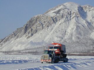 El invierno suave de Canadá altera la importante carretera de hielo hacia las remotas minas de diamantes árticos