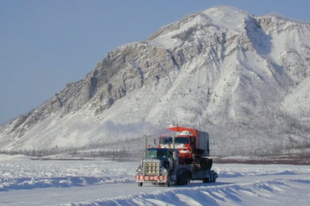 El invierno suave de Canadá altera la importante carretera de hielo hacia las remotas minas de diamantes árticos