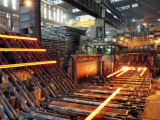 Precio del mineral de hierro listo para ganancias semanales ante perspectivas de mejora en la demanda china