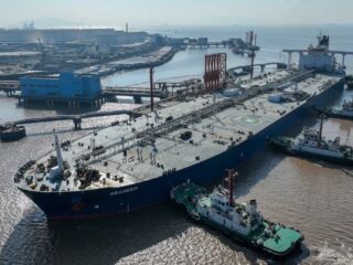Oil mantiene ganancias mientras inversores apuestan por oferta más ajustada