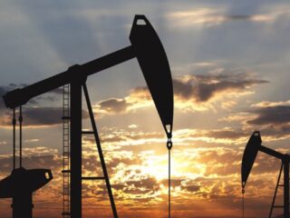 Petróleo sube más de un 2%, se encamina hacia ganancias semanales antes de la decisión de la OPEP+
