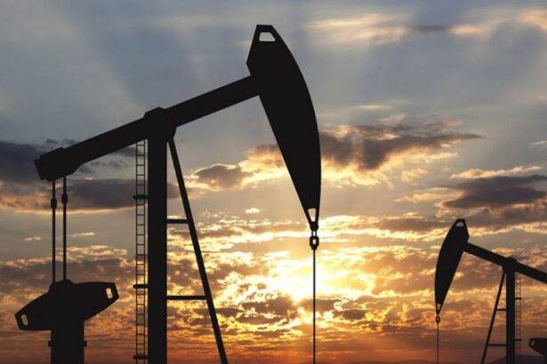 Petróleo sube más de un 2%, se encamina hacia ganancias semanales antes de la decisión de la OPEP+