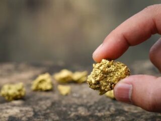 Oro avanza a su máximo de 4 semanas mientras se esperan recortes de tasas en EE. UU.