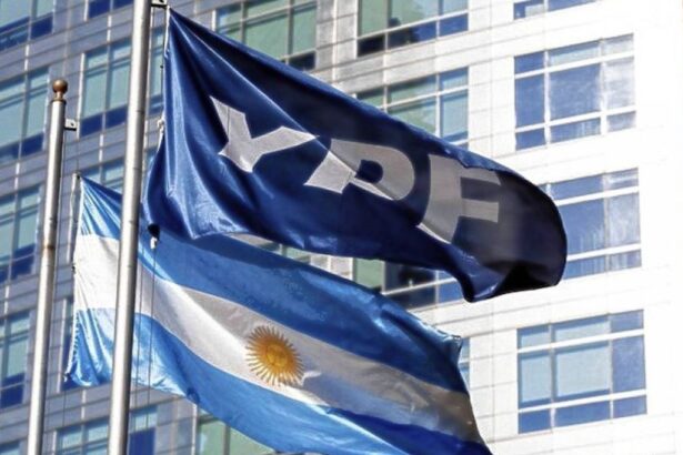 Argentina: El Directorio de YPF avaló la venta de campos maduros y sinceró un recorte de US$ 1800 millones en la valuación de sus reservas de petróleo y gas