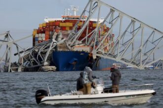 Colapso del puente en Baltimore envía vehículos cayendo al agua