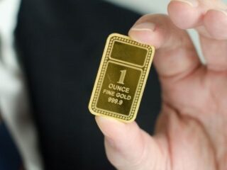 El oro salta a un nuevo récord por encima de los US$ 2.200 la onza ante una Fed moderada