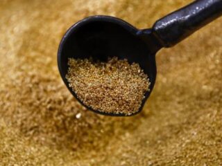 El precio del oro coquetea con nuevos máximos mientras el mercado se inclina hacia un recorte de tasas en junio