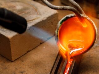 El precio del oro alcanza un nuevo récord por el cambio de rumbo de la Fed y los riesgos geopolíticos