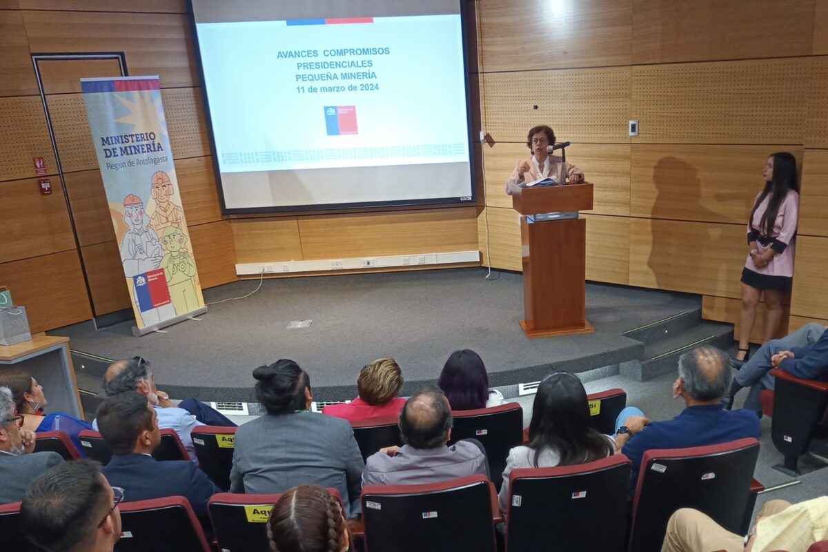 Ministra Williams presenta Ventanilla Minera a pequeñas y pequeños productores de Antofagasta