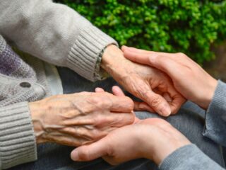 ¿Cuáles son los beneficios para la tercera edad que se pagan en marzo?