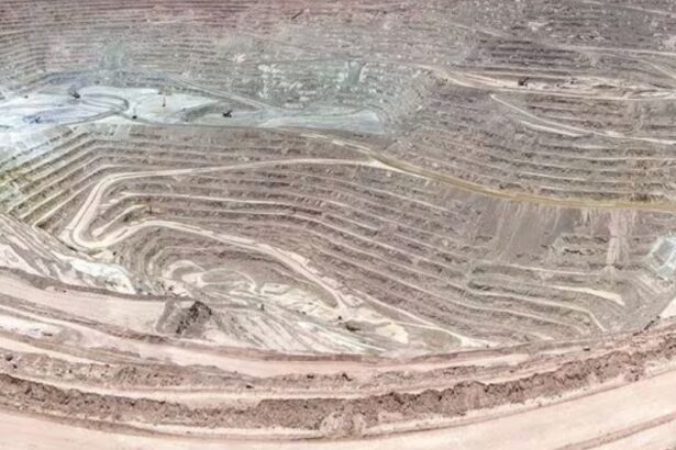 BHP posterga en más de dos años estudios claves para sostener producción de cobre en Escondida a partir de 2027