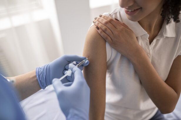 Buscan enfermeras y TENS para campaña de vacunación: Ofrecen más de $700.000 por media jornada laboral