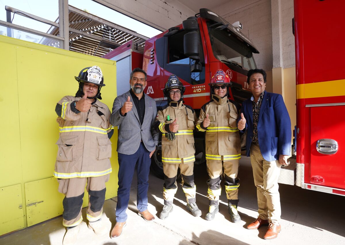 Cuerpo de Bomberos de Pica recibe implementación aportada por Collahuasi para su labor y servicio a la comunidad