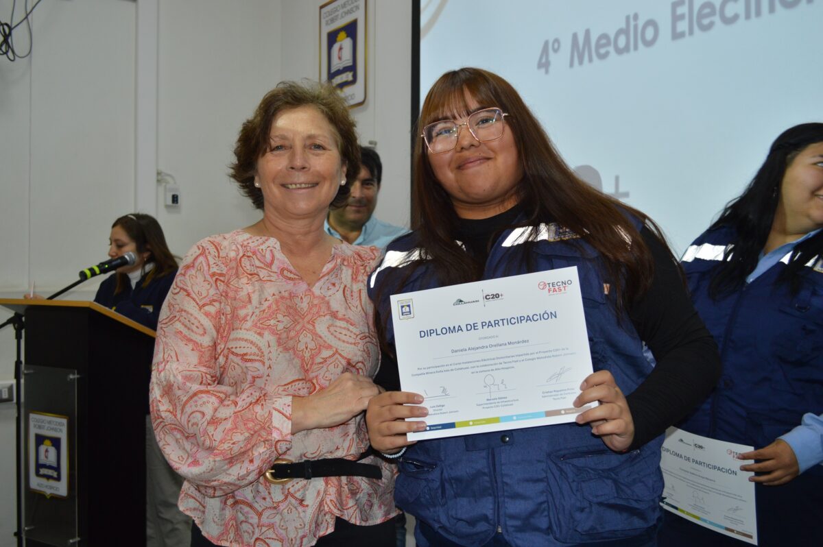 Estudiantes del Colegio Robert Johnson obtienen certificación eléctrica SEC con apoyo del Proyecto C20+ de Collahuasi