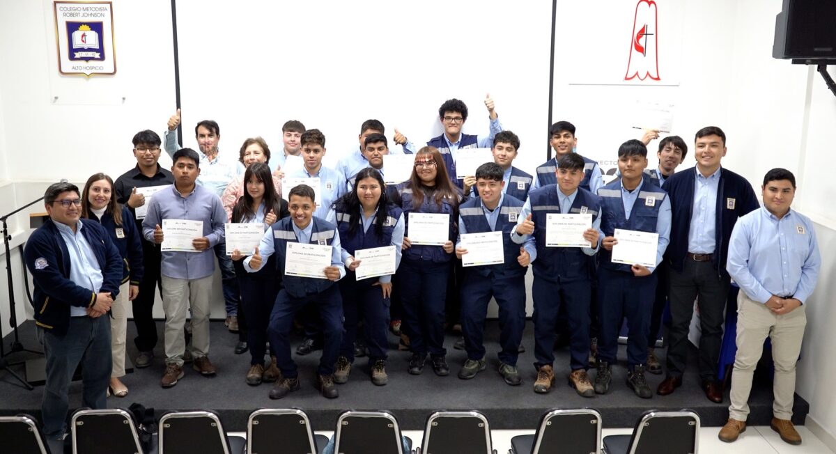 Estudiantes del Colegio Robert Johnson obtienen certificación eléctrica SEC con apoyo del Proyecto C20+ de Collahuasi