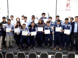 Estudiantes del Colegio Robert Johnson obtienen certificación eléctrica SEC con apoyo del Proyecto C20+ de Collahuasi