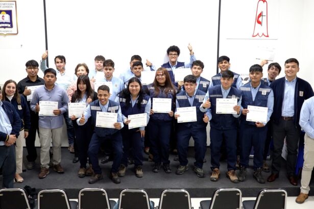 Estudiantes del Colegio Robert Johnson obtienen certificación eléctrica SEC con apoyo del Proyecto C20+ de Collahuasi