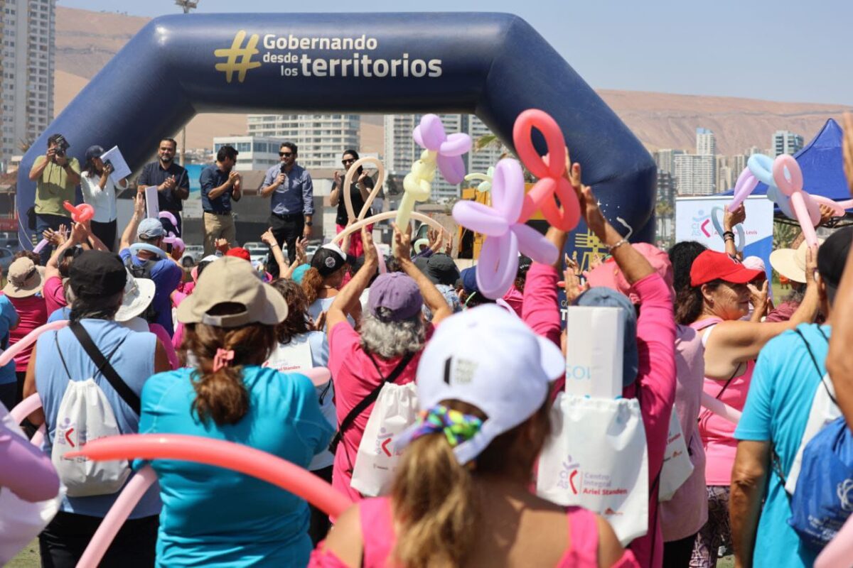 Adultos mayores del centro integral “Ariel Standen” celebraron Día Nacional del Deporte en borde costero de Iquique