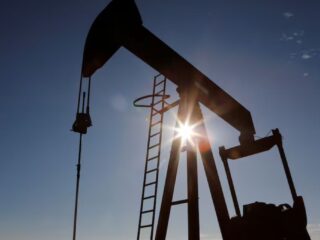 Los precios del petróleo se mantienen estables en medio de tensiones geopolíticas en Medio Oriente.