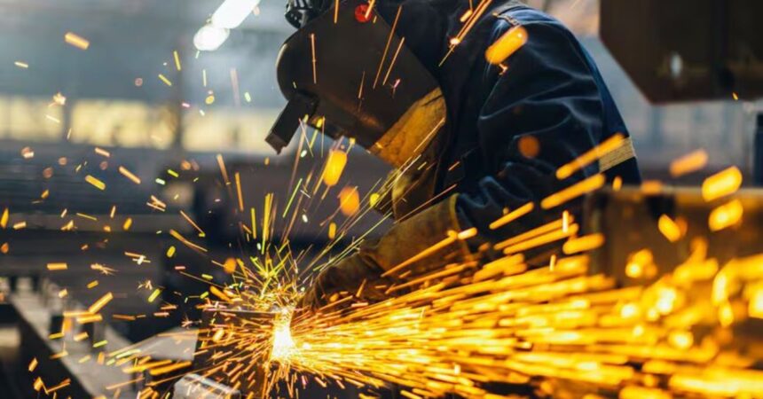 Producción industrial vuelve a crecer en marzo y el comercio registra caída