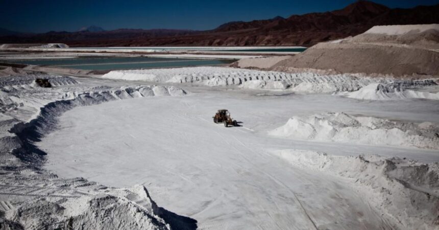 Gobierno de Chile llama a privados para la exploración y explotación de litio