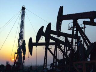 Tensiones en Medio Oriente impulsa el precio del petróleo pese a expectativas económicas mixtas