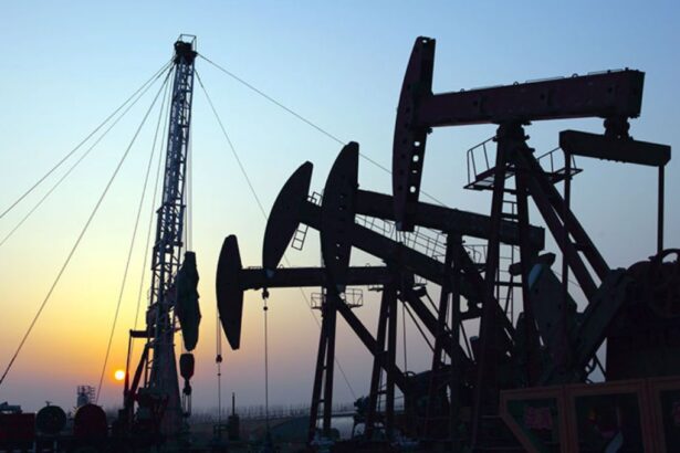 Tensiones en Medio Oriente impulsa el precio del petróleo pese a expectativas económicas mixtas
