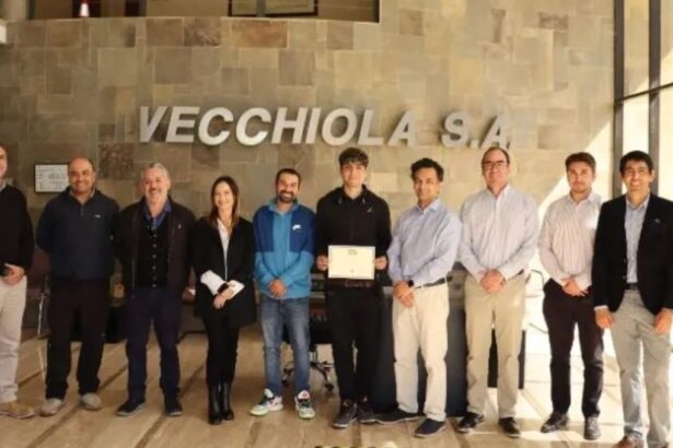 Vecchiola S.A. premia a hijo de trabajador con beca de excelencia académica