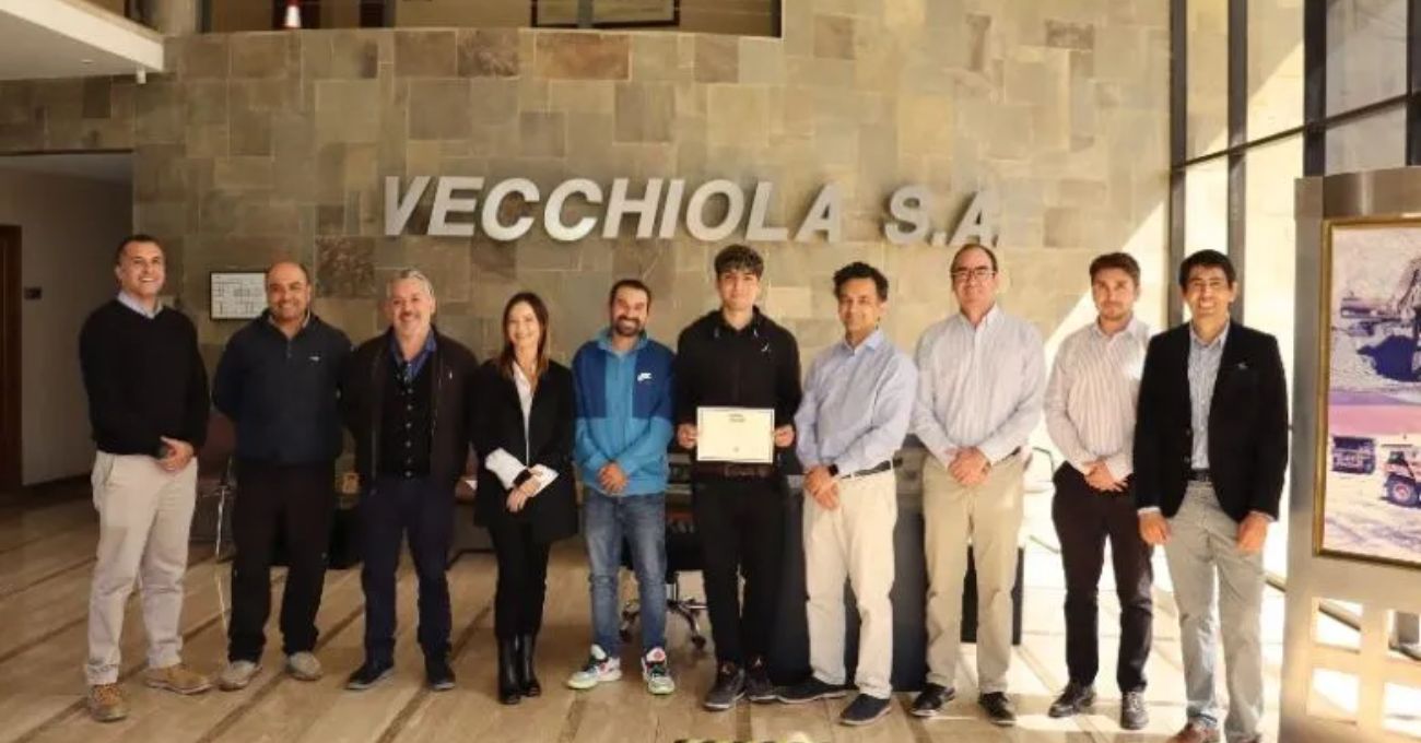 Vecchiola S.A. premia a hijo de trabajador con beca de excelencia académica