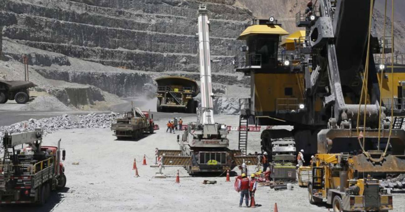 Minera del grupo Luksic, Antofagasta PLC estudia primera emisión de bonos en dólares en casi dos años