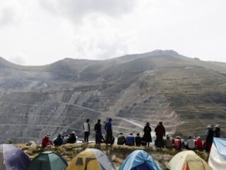Protesta bloquea camiones en gran mina de cobre de Perú; operaciones continúan