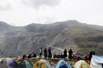 Protesta bloquea camiones en gran mina de cobre de Perú; operaciones continúan