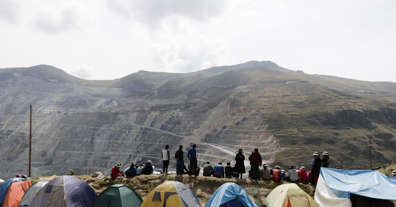 Protesta bloquea camiones en gran mina de cobre de Perú; operaciones continúan