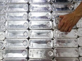 Déficit global de plata aumentará en 2024 debido a la mayor demanda y menor oferta