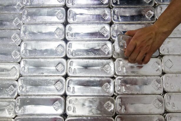 Déficit global de plata aumentará en 2024 debido a la mayor demanda y menor oferta